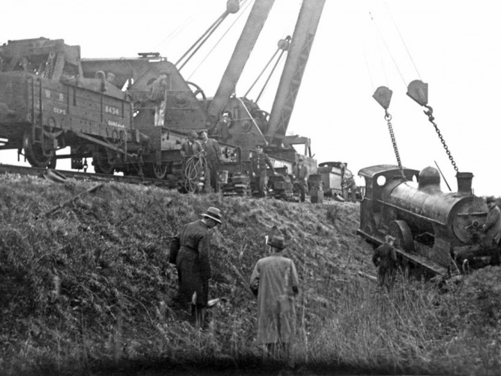 1/2/1933: Both GNR cranes after righting No.190 at Dromiskin. (Paddy Mallon albums)