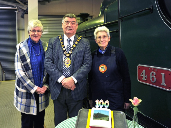 16/11/2022: Celebrating No.461's centenary - RPSI President Joan Smyth; Mayor of Mid & East Antrim  Council, Alderman Noel Williams; RPSI volunteer Gill Lewis, who did so much to prepare he locomotive's footplate for public display. (C.P. Friel)