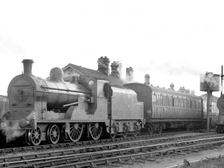 After October 1958: U class No.197 'Lough Neagh' with tender 43 at Dundalk on the relief to the  2:30pm Dublin to Belfast. No.86 'Peregrine' (with a UT transfer) waits to take over. (P. Mallon collection)