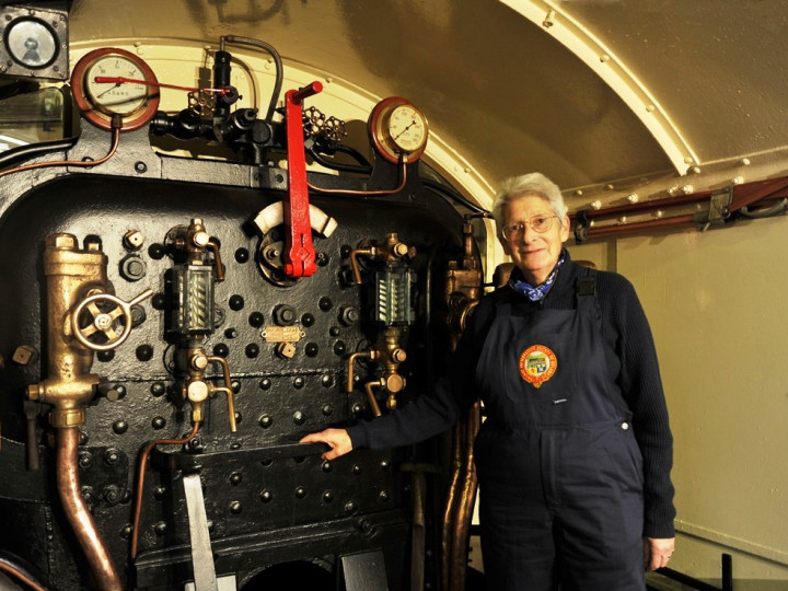 16/11/2022: Gill Lewis admires her handiwork on the recently cleaned and painted footplate. (C.P. Friel)