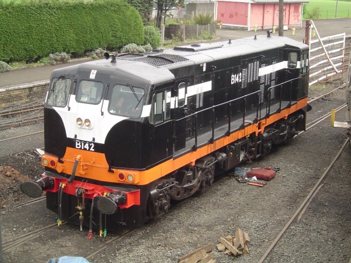 28/4/2010: B142 was transferred to Whitehead. Some work was carried out on the battery connections of the locomotive on arrival.