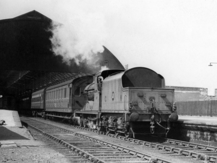 15/4/1962: U No.197 'Lough Neagh' and tender 43 at Westland Row with the 1:20pm special to Lansdowne Road.