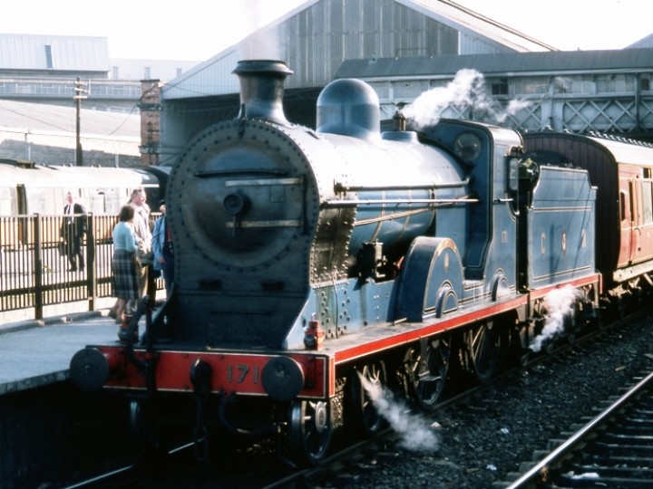 13/5/1984: No.171 at Dublin Connolly platform 3 as part of the 'Galway Bay' railtour. The train had come in from Athlone and was about to leave for Belfast Central. (C.P. Friel)