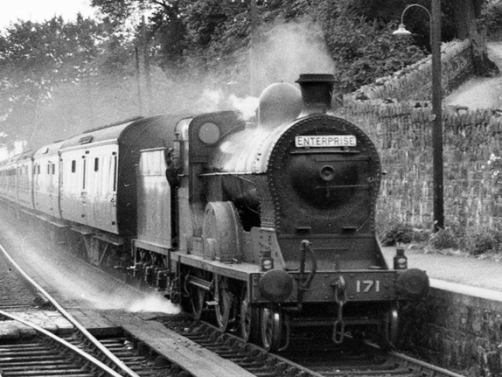 28/6/1952: No.171 before preservation and in her natural habitat, passing through Goraghwood with the Down (Dublin-Belfast) Enterprise. (N.W. Sprinks)