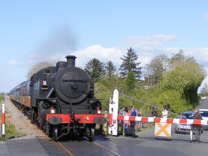 10/5/2009: No.4 with a train of Cravens carriages passes through Derrycoosh level crossing during the 'Carrowbeg' railtour. (C.P. Friel)