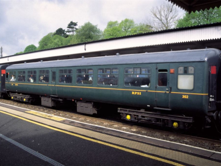 10/5/2010: 302 at Lisburn as part of the 'Dalriada' railtour. (N. Knowlden)