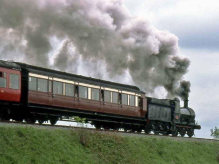 12/6/1977: No.186 hauling 861 on a railtour near Athenry. (C. Gammell, IRRS Collection)