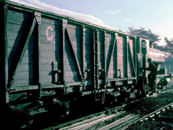 21/12/1980: 504 being unloaded before Santa trains. Fireman Nelson Poots is climbing back into the cab of No.3 Harvey. (C.P. Friel)