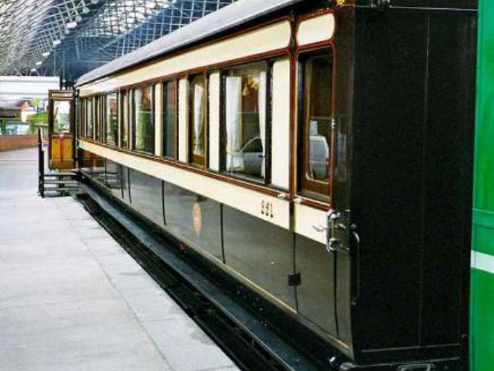The Heritage Railway Association 'Supreme Champion' award winning Irish State Coach on exhibit at Pearse station between 12/11/2001 and 2/12/2001 . (B. Pickup)