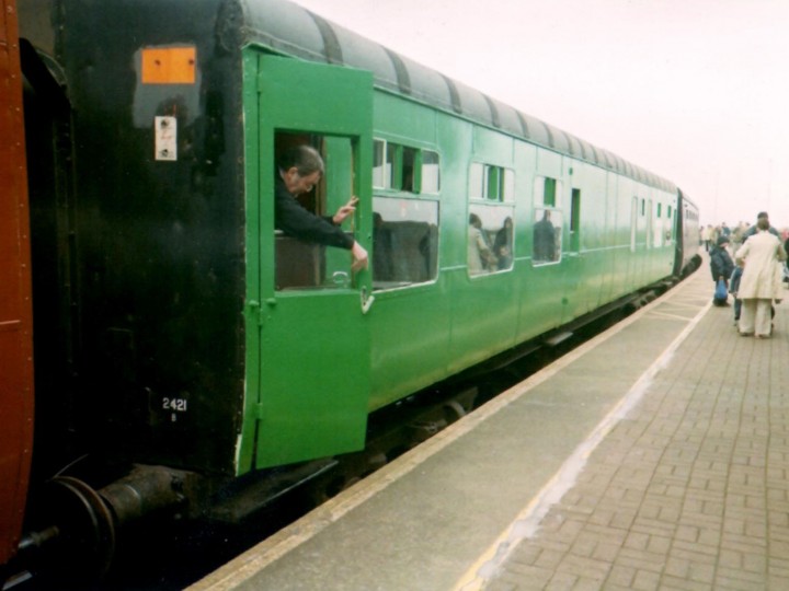 1/5/2004: A freshly repainted 2421 at the old Rosslare Europort station on a 'Sea Breeze' operation.