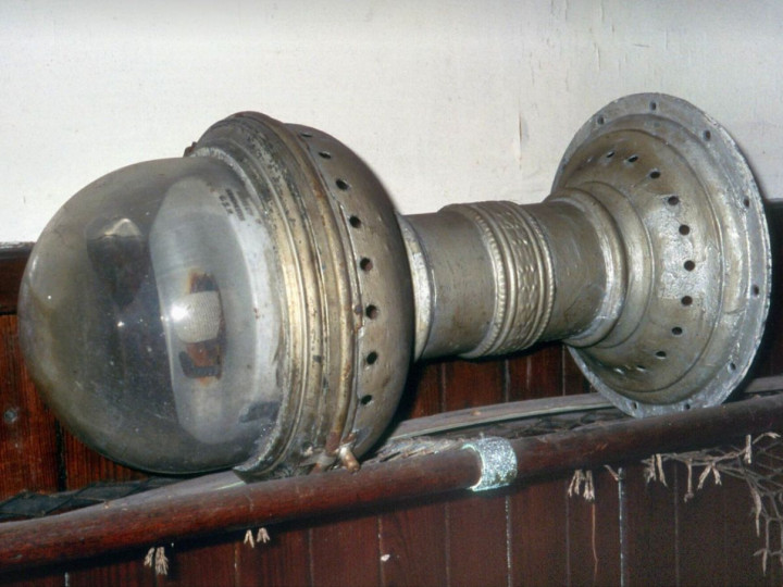 28/5/2006: One of 861's gas compartment lamps awaiting restoration. (R. Joanes)