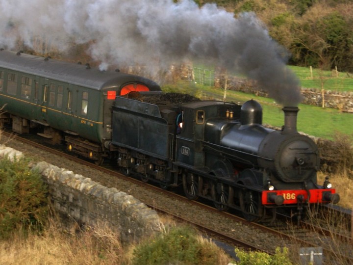 30/12/2007: A fine shot of No.186 and 460 crossing Madden Bridge near Gilford.