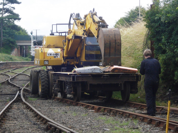 1/8/2010: The Atlas shunting its trailer-load of Mk2 carriage doors, overseen by Phillip Newell.