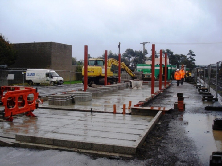 17/10/2017: It was a very wet day, but the foundations and steelwork of the station can still be clearly seen. (P. McCann)