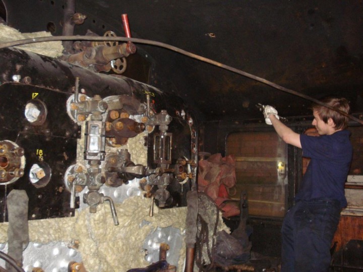 29/11/2014: Volunteer Alan McKnight bolting on No.4's cab roof. (P. McCann)
