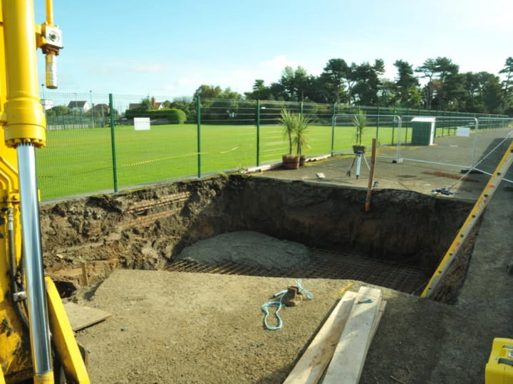 15/10/2015: The first concrete is poured for the foundations. (C.P. Friel)