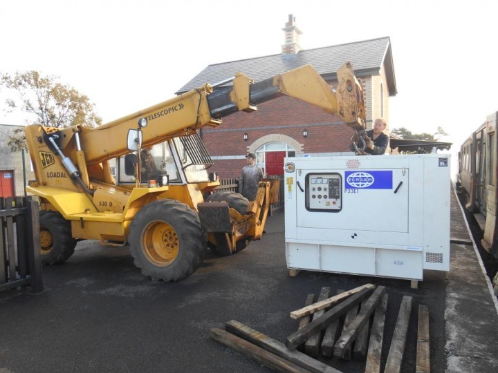 24/10/2015: The generator being chained to the Loadall for the first half of the job of getting it into the coach.