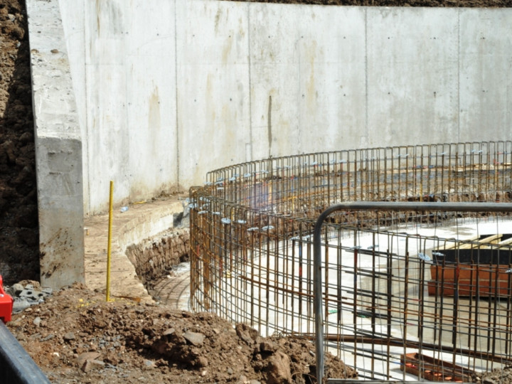 30/4/2016: Reinforcing rods in place for turntable pit walls. (C.P. Friel)