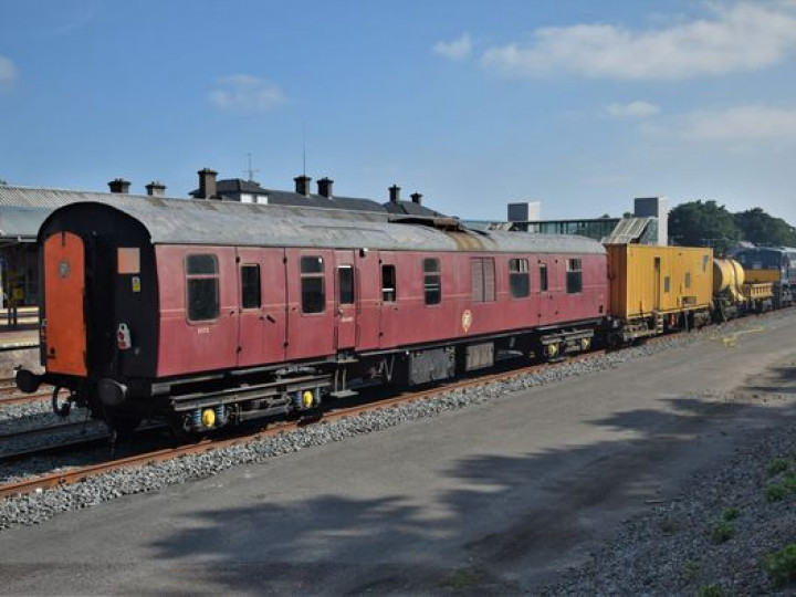 6/9/2021: The van, on loan to Irish Rail, is on the tail of the Sperry train at Mallow, hauled by 079. (A. Duggan)