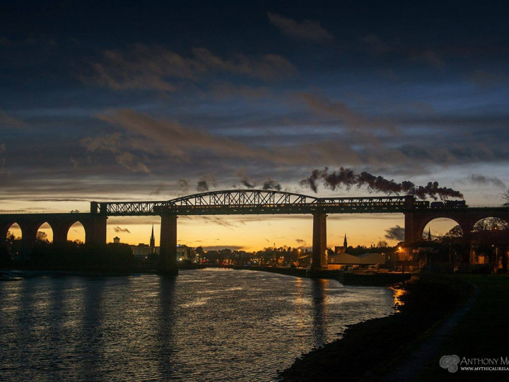 31/12/2017: Coming off the north end of Drogheda's Boyne bridge with the Mince Pie train. (A.Murphy)