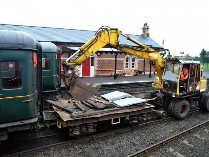 27/1/2015: The Atlas shunting carriages, with Dermot Mackie driving. (C.P. Friel)