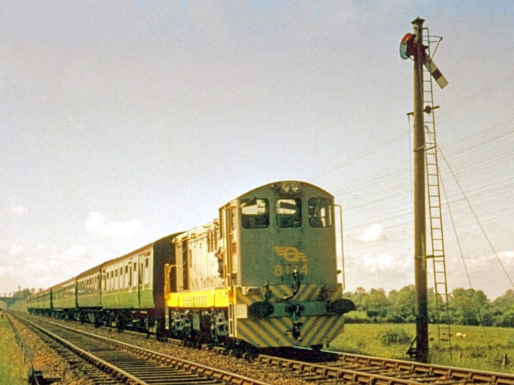 21/05/1961: B134 approaches the Boilie signal cabin with a Dublin-Belfast train (D. FitzGerald)
