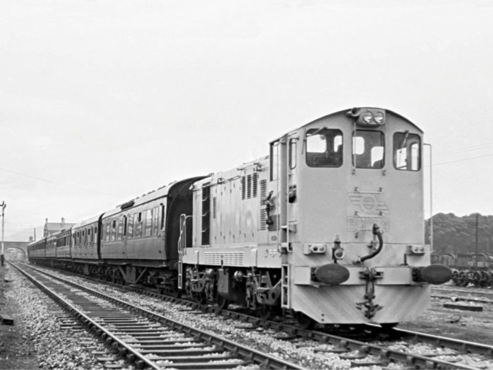 10/8/1961: B134 at Dundalk South signal cabin with a Belfast to Dublin passenger. (E.M. Patterson)