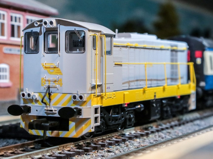 2020: The exclusive B134 model running on a layout with RPSI Cravens carriages.