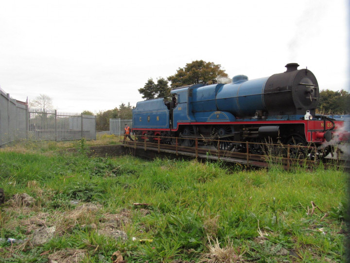 30/10/2016: On the occasion of the Semaphore Finale trip to Castlerock, No.85 gets turned. (A. Maxwell)