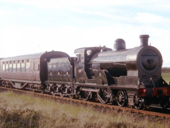 1995: No.171 was crudely painted black for her appearance in the film 'Michael Collins', in which she represented an MGWR engine. Afterwards she received a more authentic recreation of the GNR(I) black livery, which she wore for a few years before returning to 1938 blue.
