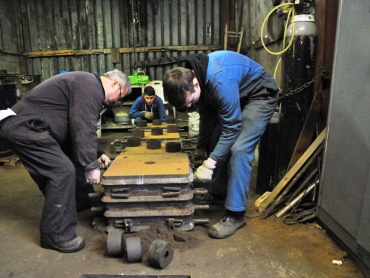 26/1/2015: HEI expert and apprentice putting the two halves together for No.85's brake block. (C.P. Friel)