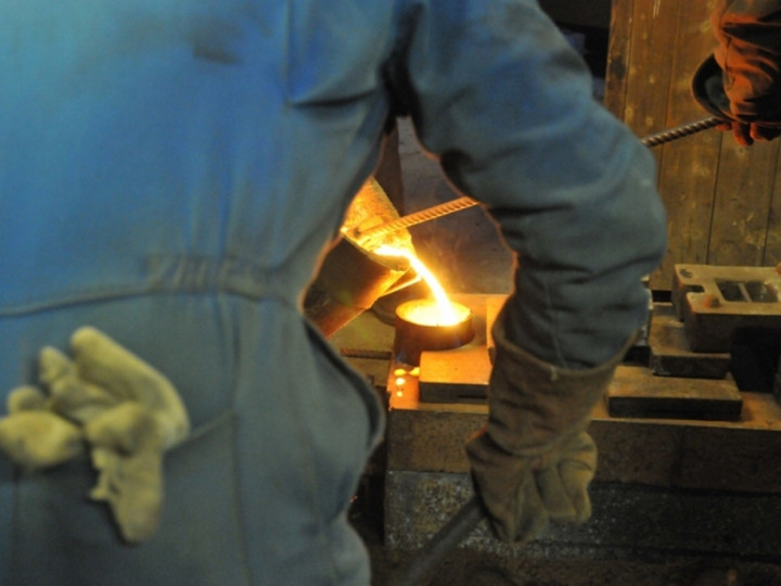 26/1/2015: Pouring the molten iron from the ladle into the mould. (C.P. Friel)
