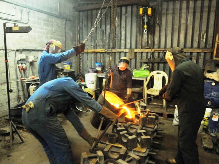 26/1/2015: Filling the four moulds for No.85's brake blocks. (C.P. Friel)