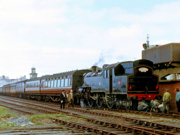 3/8/1974: N586 is the third vehicle behind No.4 at Portrush with 9-bogie Porrush Flyer. (C.P. Friel)