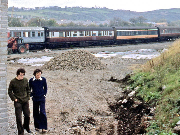 22/9/1977: N586 is beyond the hole for wheel-drop pit, with John Friel and Neil Hamilton. (C.P. Friel)