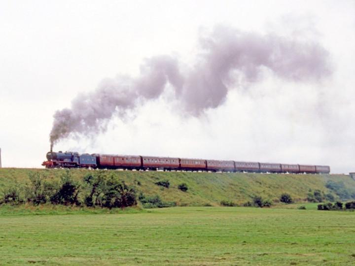 22/8/1987: 9 is the second carriage as No.85 restarts a nine-bogie Steam Enterprise from Newry - the foreground is now the bypass. (C.P. Friel)