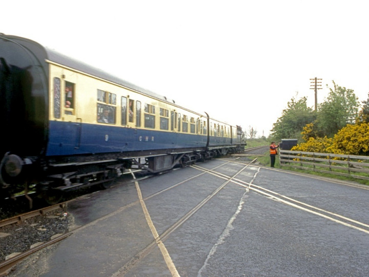 1/5/1993: No.461 at Kilmakee gates, transferring 9 and 114 to Dublin for the Sean Rí railtour. (C.P. Friel)