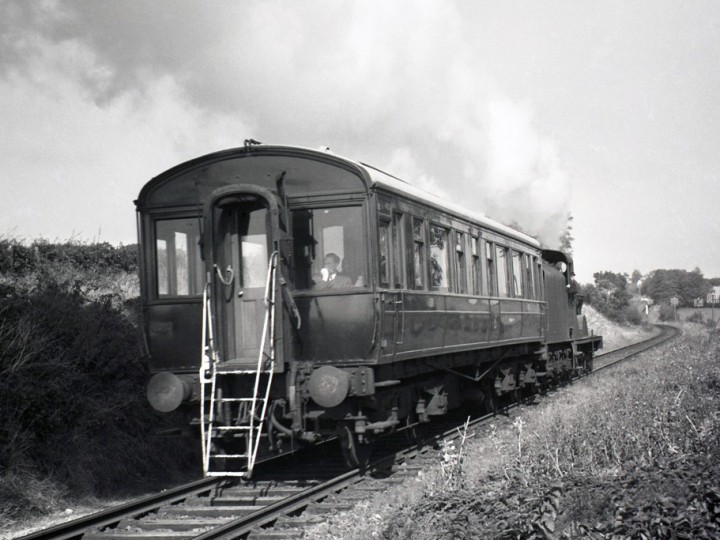 Early 1960s (probably): 150, with the inspection ladder clearly shown, is hauled by locomotive No.67 from Newry and is approaching Goraghwood. (RPSI Collection)