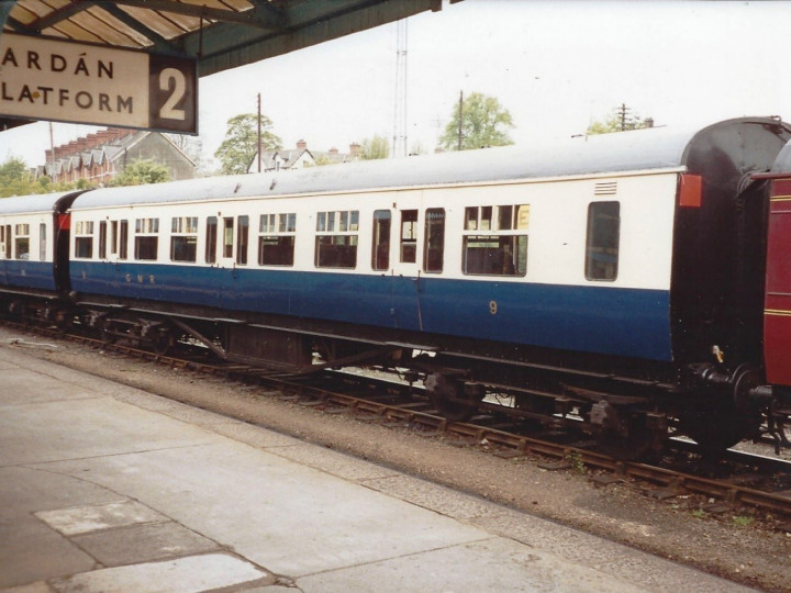 10/5/1993: 9 in GNRB railcar livery at Dundalk with the Sean Rí railtour. (S. Rafferty)