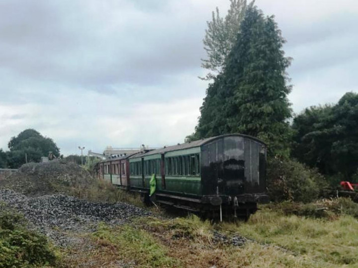 15/8/2022: 837 (at rear) is coupled to 813, having been shunted from the locomotive shed at Mullingar. (P. Rigney)
