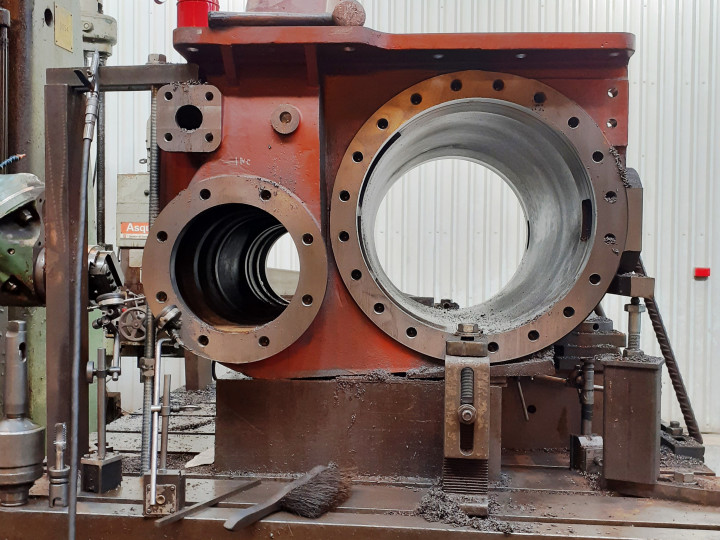 26/2/2021: A view of the machining of cylinder blocks, with the cover bolt holes in place. (P. Scott)