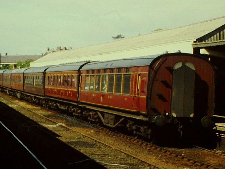 15/5/1989: Bangor on the Monday of the 'Mount Brandon' railtour. 91 is at the near end of the set. (M. Birchenough)