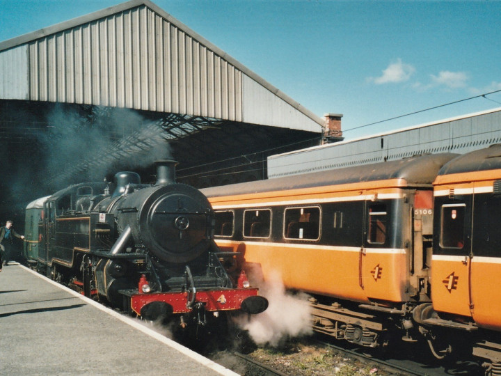 14/5/2007: 5106 in the background at Dublin Connolly as No.4 prepares to haul the Garavogue railtour back to Whitehead. (N. Knowlden)