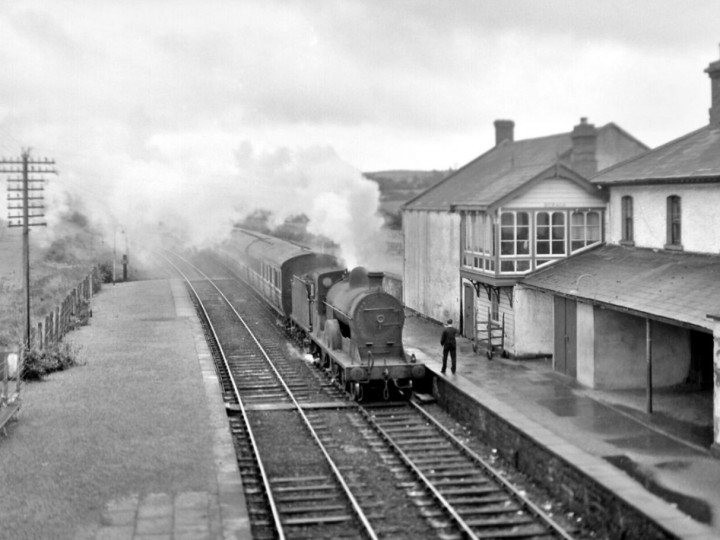 5/9/1964: No.171 at Beragh on a train for Derry. (R. Joanes)