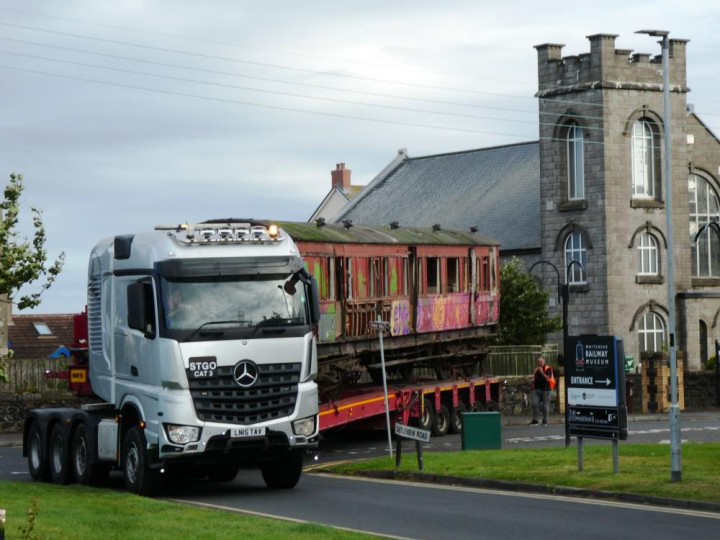 16/8/2022: The low-loader with 837 negotiates the sharp turn into Castleview Road. (M.L. Kennedy)