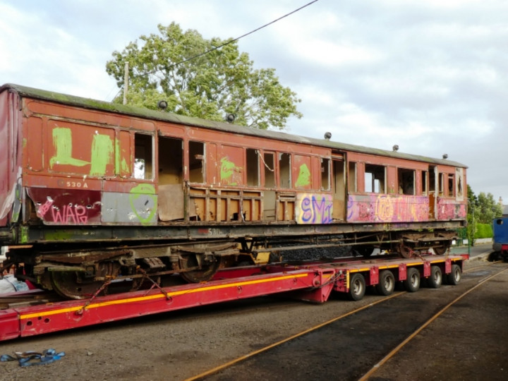 16/8/2022: 837 at Whitehead on a low-loader from Mullingar. No.3BG is in the background ready to shunt the coach when offloaded. (M. Kennedy)