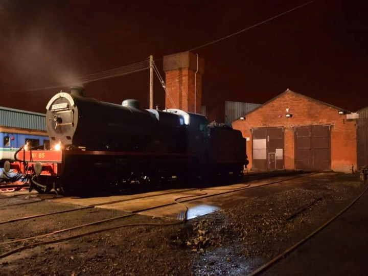 31/12/2017: No.85 is prepped outside the shed in the early hours prior to a 'Mince Pie' train to Dublin. (A. Lohoff)