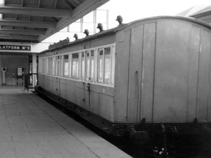 Sister carriage CIE Departmental 525A in Waterford bay platform. (B. Stinson)
